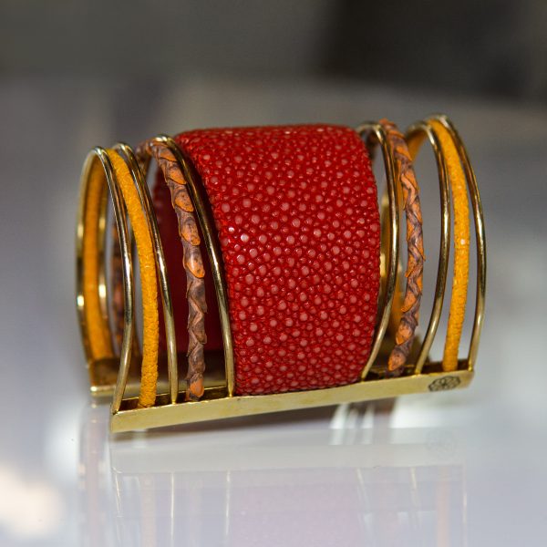 Pulsera en piel roja y metal