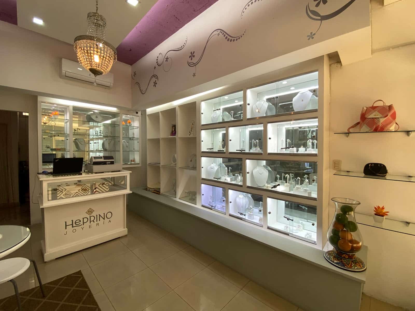 Vitrinas iluminadas con la colección Heprino