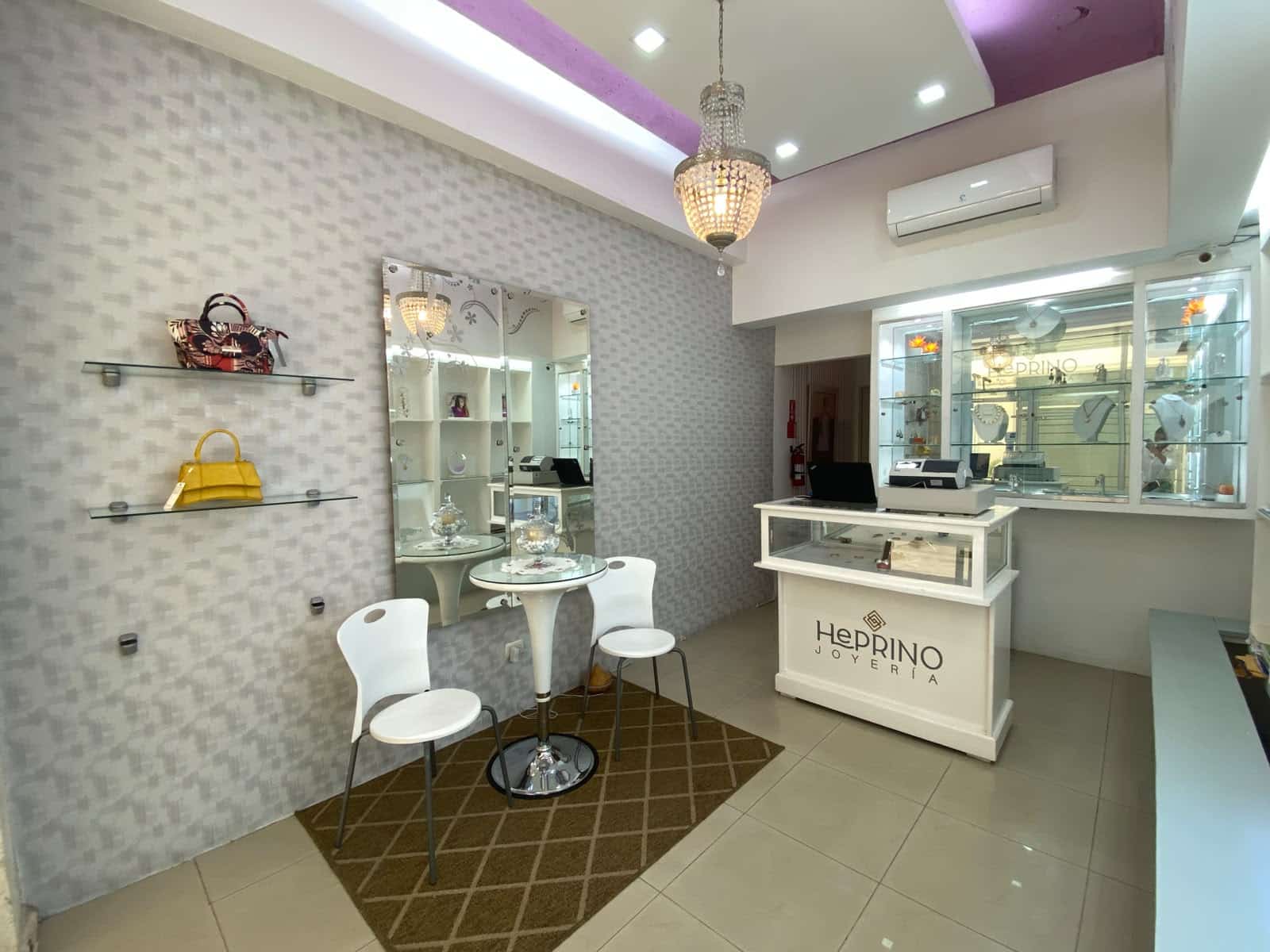 Interior iluminado de la boutique Heprino